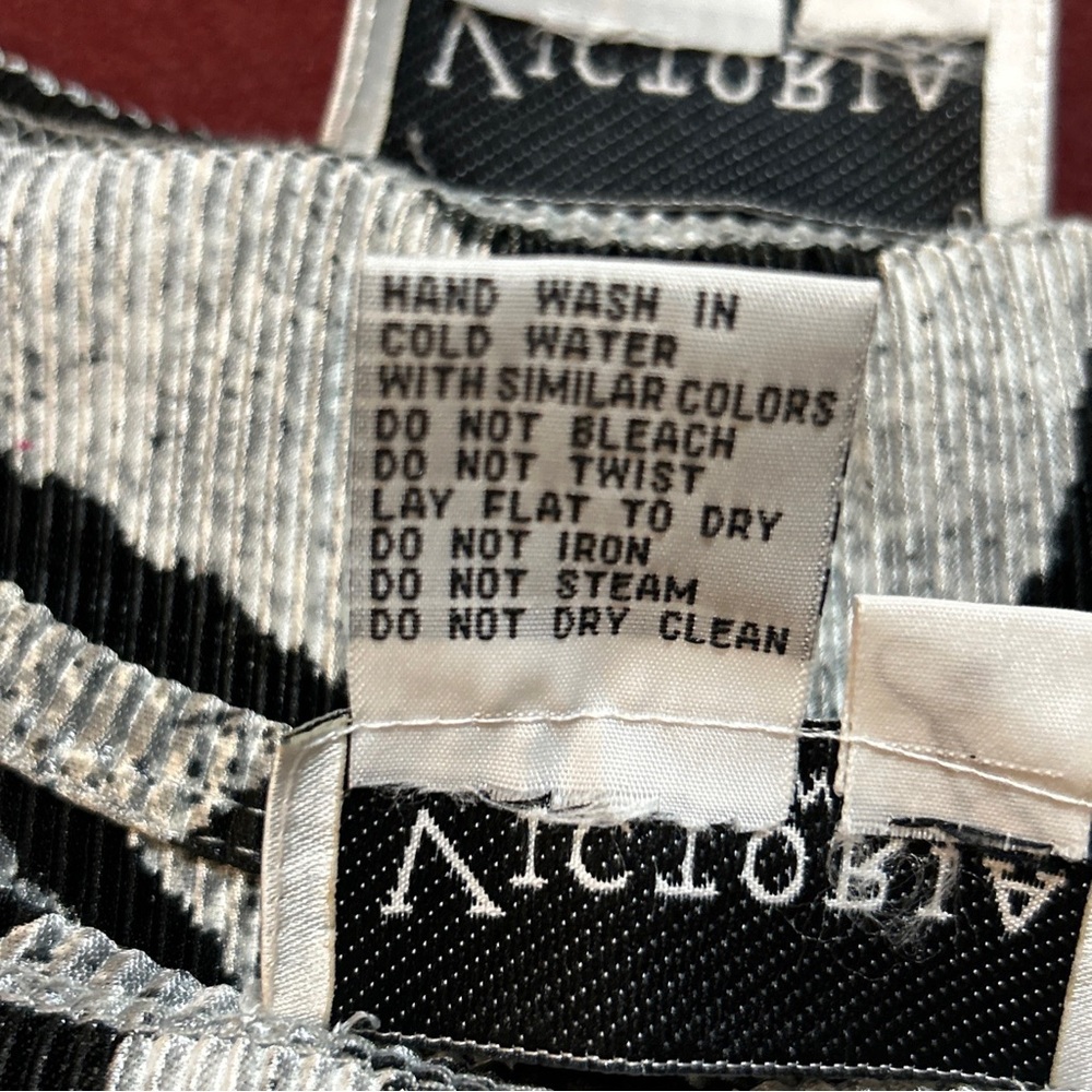 Victoria Essentials 2Piece - Picture 3 of 16